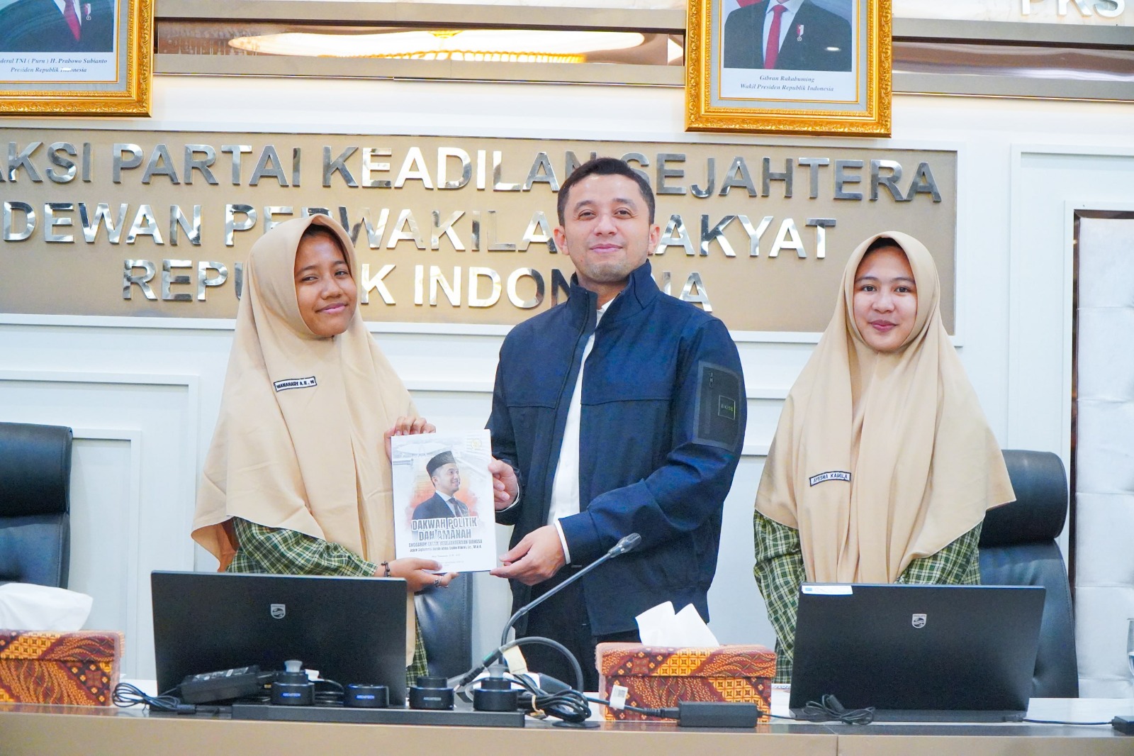 Habib Idrus menekankan pentingnya ilmu dan hafalan Al-Qur’an bagi generasi muda serta mengajak siswa memahami fungsi DPR RI dan kepemimpinan.