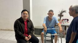 Abe mengunjungi Beny, warga Bonang yang rumahnya roboh dimakan rayap. Ia menyerahkan bantuan dan mendengarkan kondisi keluarga Beny.