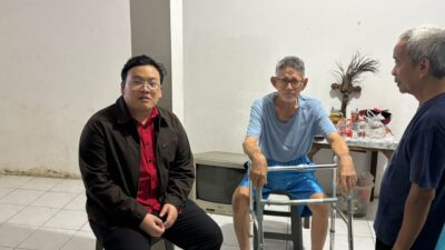 Abe mengunjungi Beny, warga Bonang yang rumahnya roboh dimakan rayap. Ia menyerahkan bantuan dan mendengarkan kondisi keluarga Beny.
