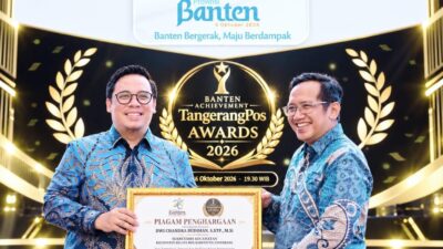 Dwi Chandra Budiman, Sekcam Kelapa Dua, meraih Banten TangerangPos Awards 2026 atas kontribusinya dalam keterbukaan informasi publik.