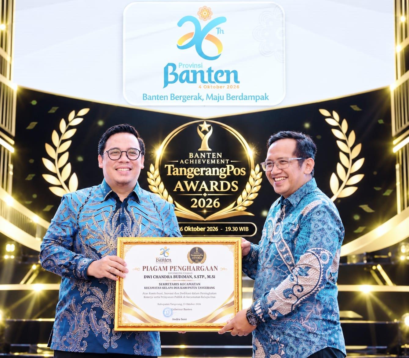 Dwi Chandra Budiman, Sekcam Kelapa Dua, meraih Banten TangerangPos Awards 2026 atas kontribusinya dalam keterbukaan informasi publik.