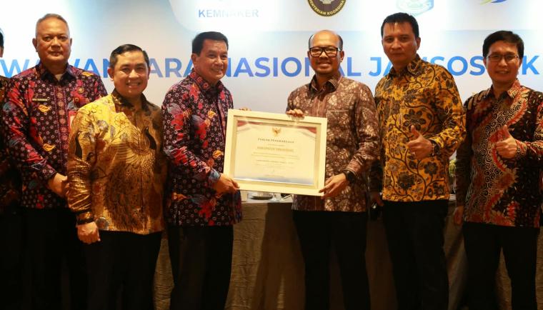 Jamsostek Award 2026 diraih Kabupaten Tangerang yang terus mendorong perluasan kepesertaan melalui kolaborasi dengan BPJS Ketenagakerjaan.