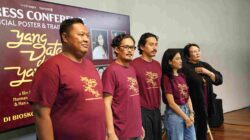Film Yang Datang dan Yang Pergi mempertemukan Dian Sastrowardoyo, Nurman Hakim, dan Nan Achnas dalam kisah cinta dan rahasia keluarga.