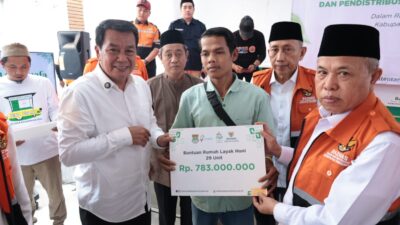 Bupati Tangerang menyerahkan 80 gerobak dan modal usaha Rp1 juta per penerima untuk membantu warga memulai usaha mandiri.