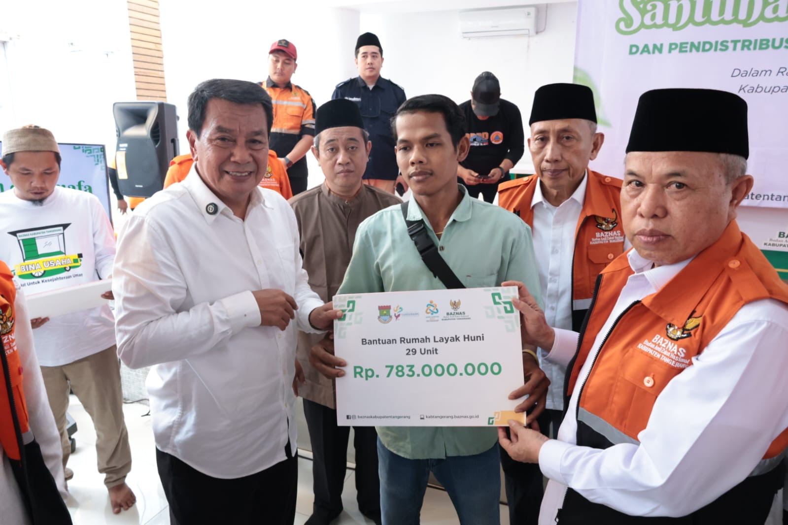 Bupati Tangerang menyerahkan 80 gerobak dan modal usaha Rp1 juta per penerima untuk membantu warga memulai usaha mandiri.