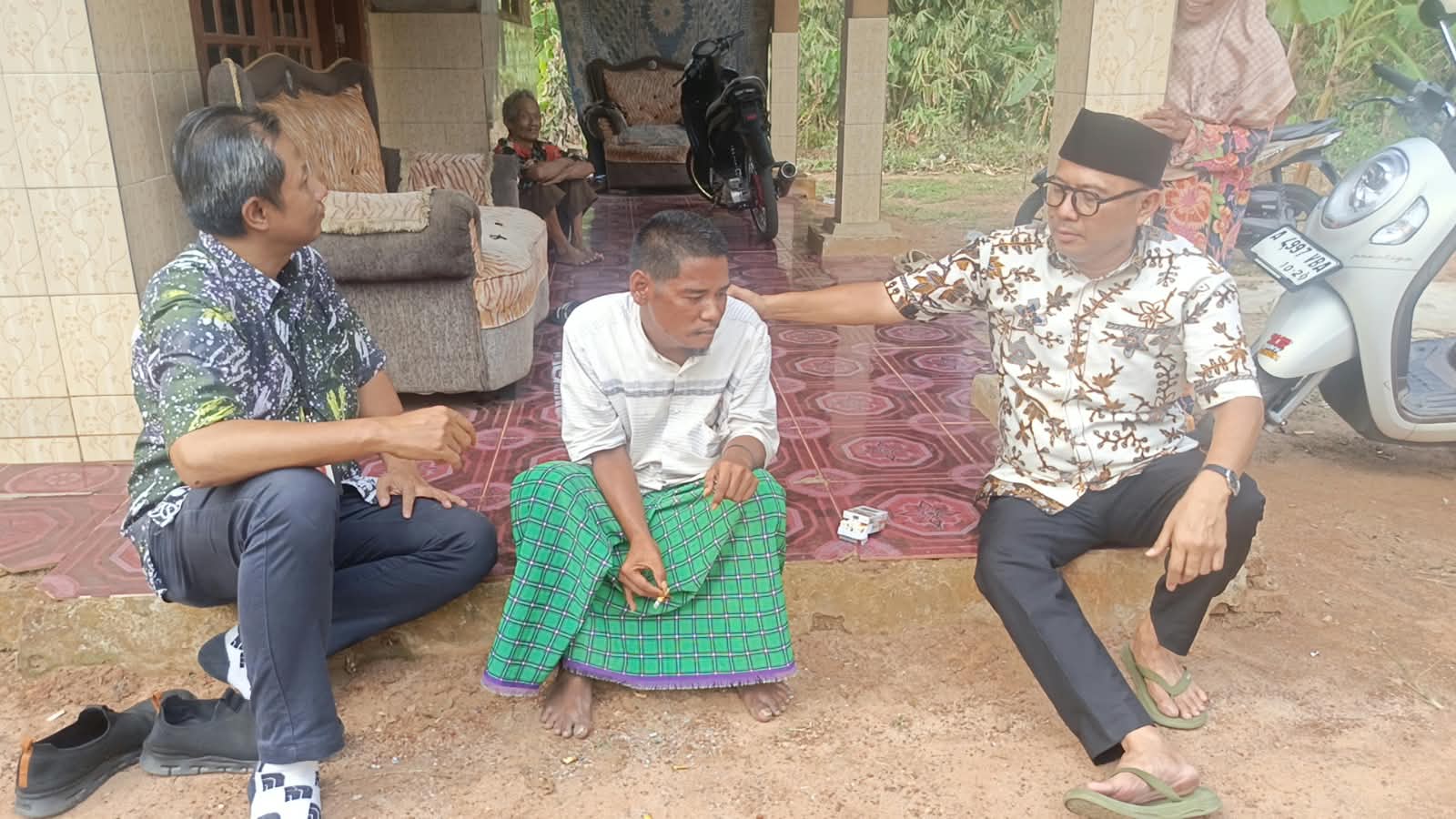 Kepedulian Gus Imron membantu keluarga di Kampung Panggang mendapat pendampingan dan penanganan gangguan kejiwaan yang lebih layak.