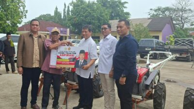 Empat traktor dan satu pompa air disalurkan kepada kelompok tani di Kabupaten Tangerang untuk mendukung kegiatan pertanian.