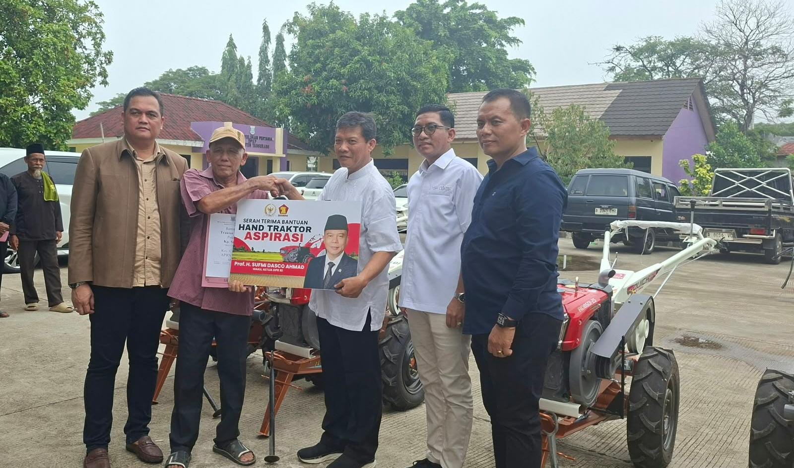 Empat traktor dan satu pompa air disalurkan kepada kelompok tani di Kabupaten Tangerang untuk mendukung kegiatan pertanian.