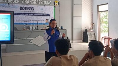 Melalui program KOMPAS Seri Ke-4, siswa SMAN 2 Rangkasbitung belajar mengenali konten AI hingga praktik membuat infografis digital.