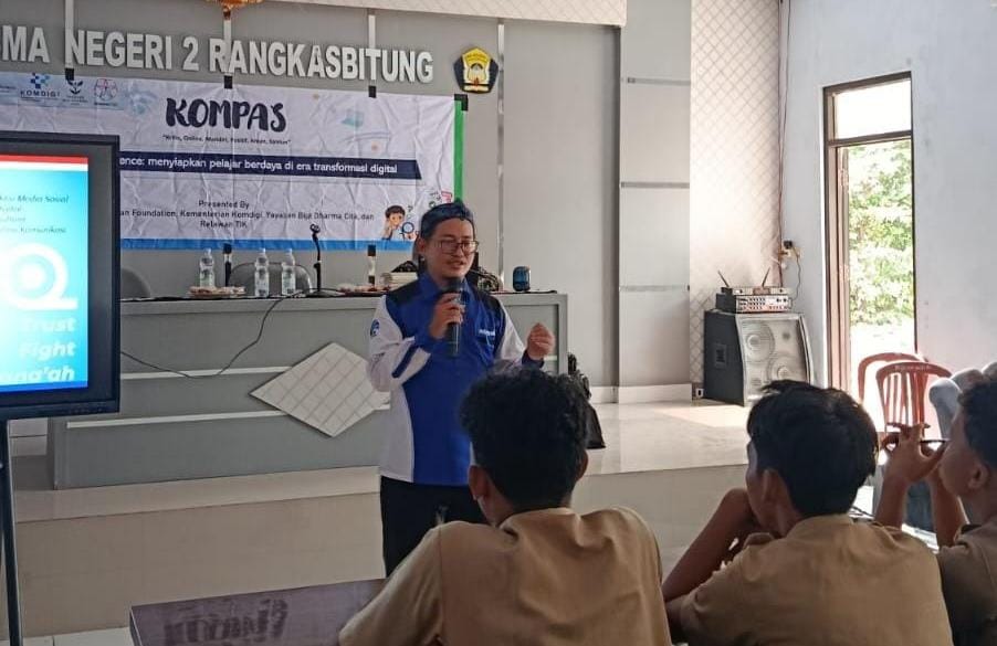 Melalui program KOMPAS Seri Ke-4, siswa SMAN 2 Rangkasbitung belajar mengenali konten AI hingga praktik membuat infografis digital.
