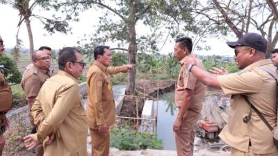 Menghadapi musim hujan, Pemkab Tangerang menyiapkan normalisasi saluran, pembangunan turap, dan pemasangan sheet pile di titik rawan banjir.