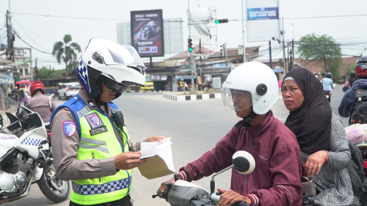 Polda Banten mengingatkan pengendara melengkapi SIM dan surat kendaraan dalam Operasi Patuh Maung 2026 demi keselamatan di jalan.