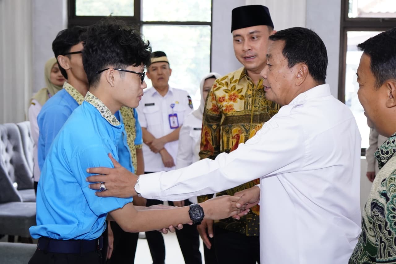 Tujuh pelajar Tangerang kuliah ke Tiongkok dengan harapan membawa keahlian untuk mendukung industri masa depan daerah.