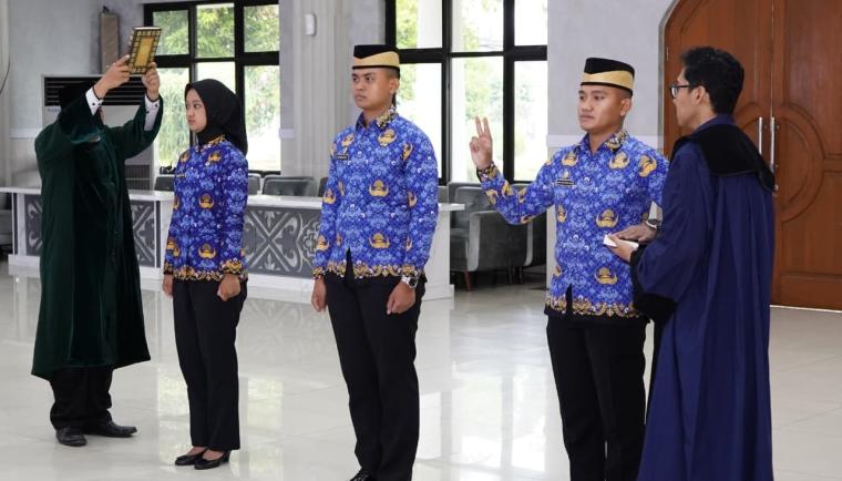 Tujuh ASN Kabupaten Tangerang resmi dilantik Bupati Maesyal Rasyid, termasuk 3 lulusan IPDN yang diangkat menjadi PNS.