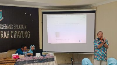 Pemkot Tangsel menggandeng Prof. Onno W. Purbo dalam pelatihan talenta digital guna memperkuat literasi digital kalangan ibu-ibu.