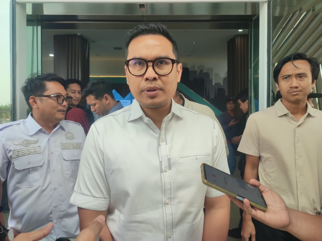 Pilar Saga menegaskan pengelola air Serpong Lagoon perlu bertanggung jawab atas kerugian warga dan mendorong pembahasan kompensasi.